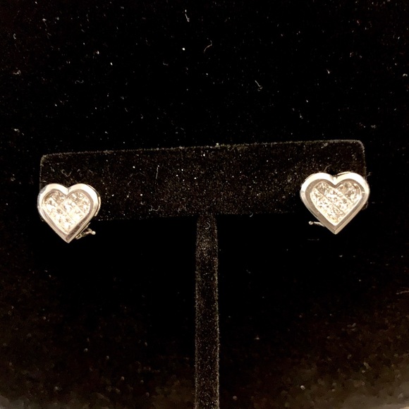 18kt white princess cut Diamond heart earrings